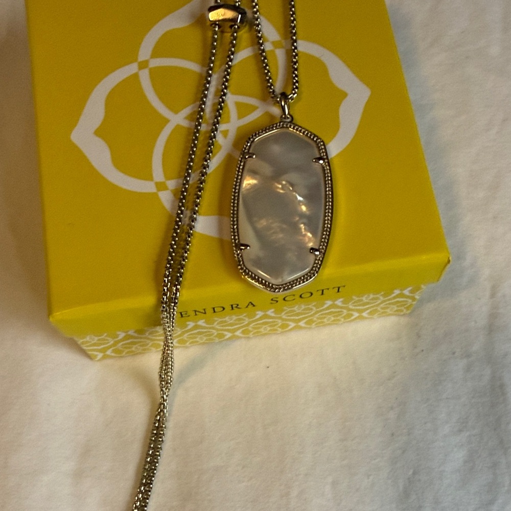 Kendra Scott gold and White Pendant Necklace